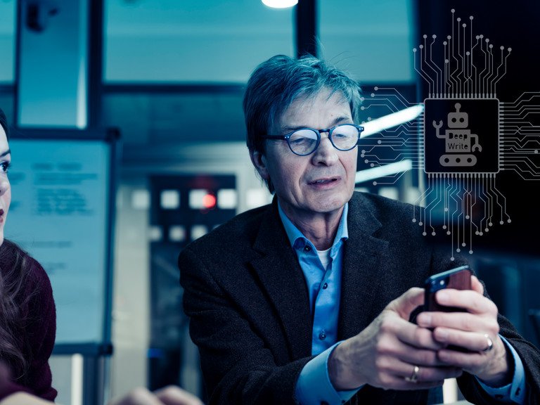 Prof. Dr. Johann Graf Lambsdorff und Deborah Voß vom Fachbereich Wirtschaftswissenschaften im interdisziplinären Projektteam von DeepWrite.