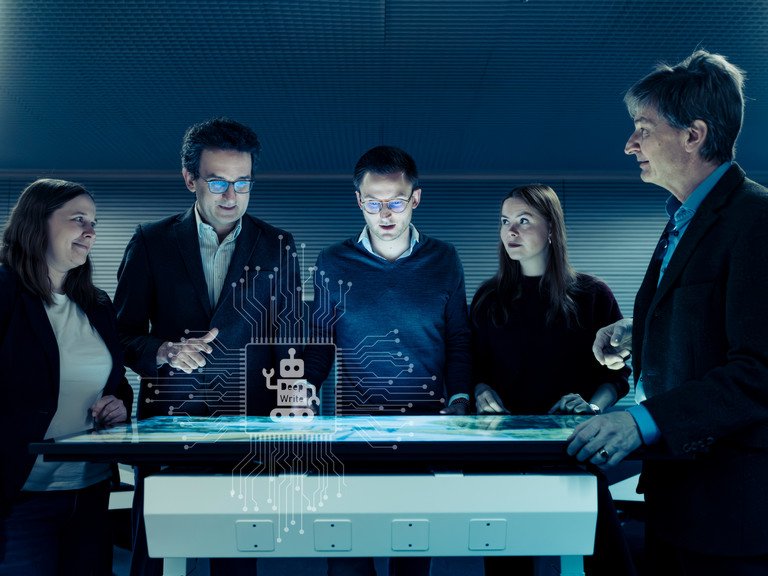 Testen den Einsatz von generativer KI in der Lehre in Jura und Wirtschaft (von links): Sarah Großkopf, Prof. Dr. Urs Kramer, Simon Alexander Nonn, Deborah Voß und Prof. Dr. Johann Graf Lambsdorff.