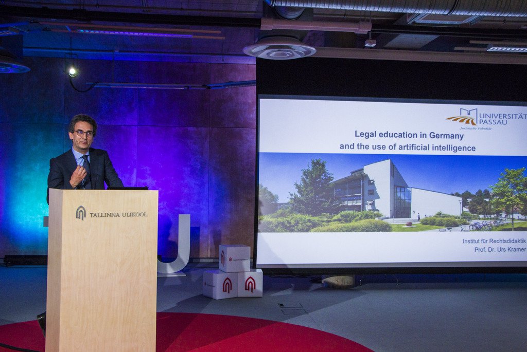 Professor Kramer steht vorn, neben ihm die PowerPoint