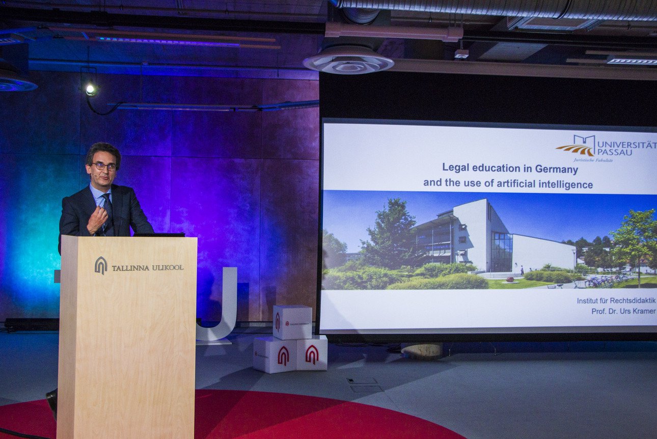 Professor Kramer steht vorn, neben ihm die PowerPoint